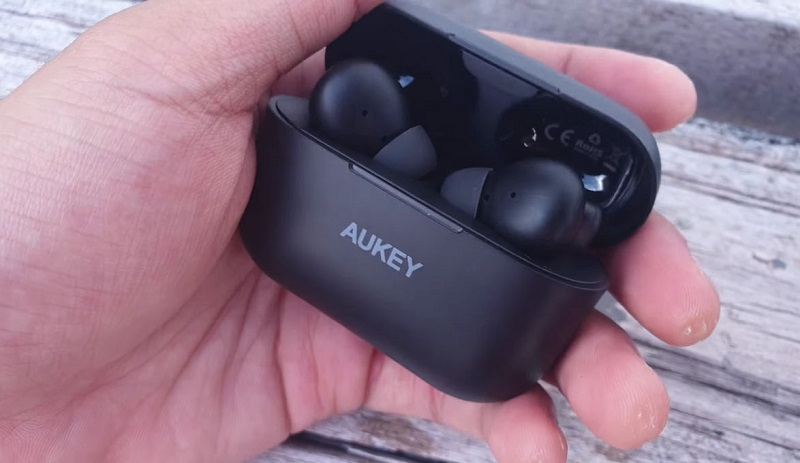 Sau khoảng từ 1.5- 2 giờ sạc thì tai nghe Aukey sẽ có thể hoạt động suốt 5-10 giờ